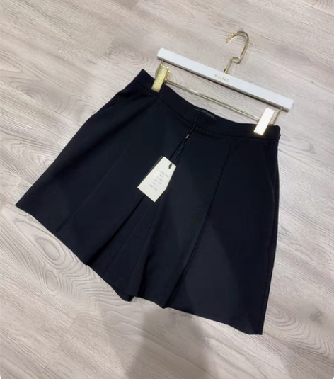 亚历山大王高腰短裤 黑色 拍的曝光是为了看...