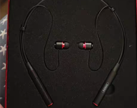 包邮前几年朋友送的，打开过，外壳有划痕，但...