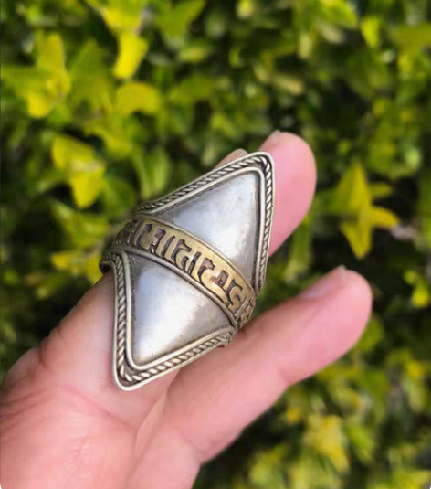 白铜鎏金戒指一枚，工艺漂亮，活扣，品相如图...