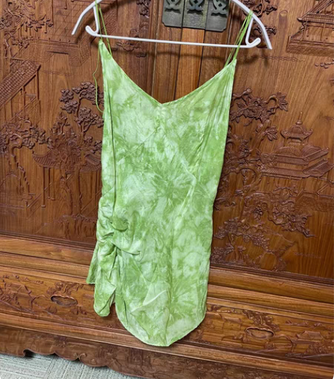 吊带背心，低价转 感兴趣的话点“我想要”和...