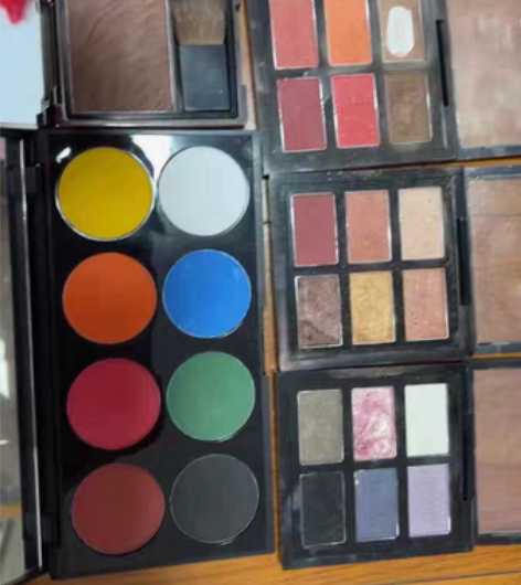 转卖红与黑彩妆眼影盘ins超火大地色闪粉珠...