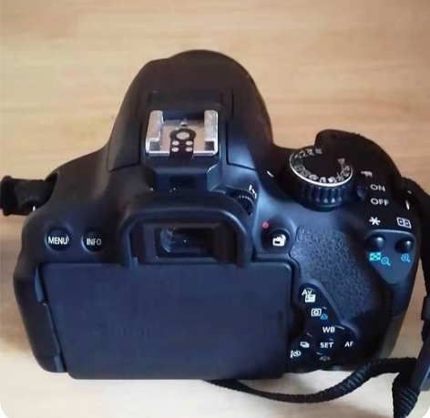 佳能单反相机650D，镜头18-55。本人...