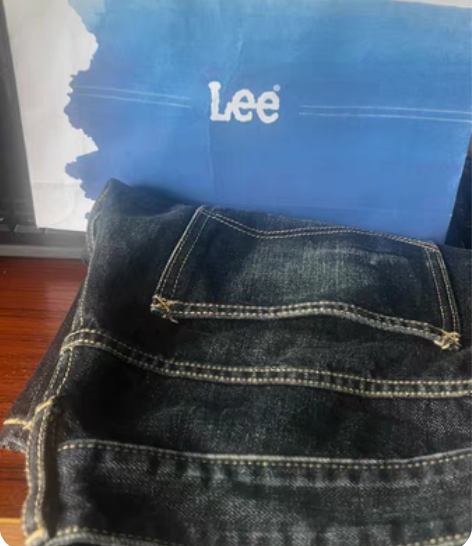 LEE牛仔裤。修身款，本人今年胖了穿不下。...