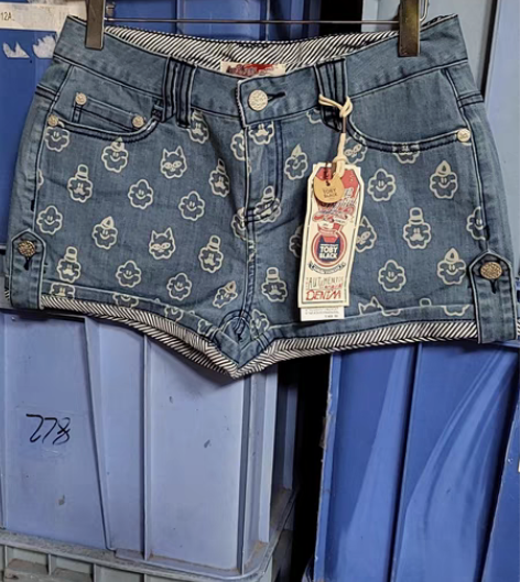 J/大码库存品牌女装短裤,布质舒适透气,款...