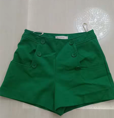 翡翠绿短裤 感兴趣的话点“我想要”和我私聊...