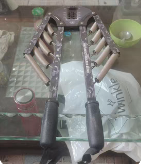 弹簧臂力器，原价70，现价20，自提，有使...