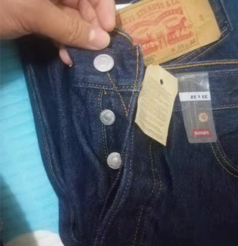包邮李维斯牛仔裤全新，标签拆掉了，没穿过，...