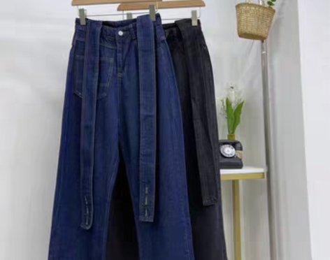 转卖2022春季新品# 高腰直筒牛仔背带裤...