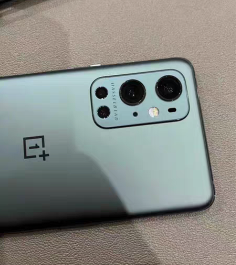 包邮一加9Pro，屏幕没什么问题，有一个小...