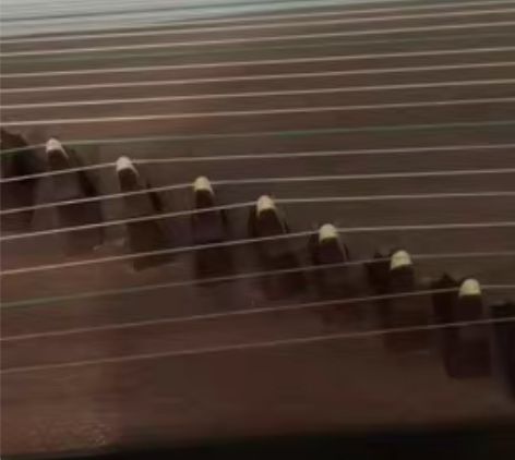 佳韵品牌古筝，在淘宝上买的，在家放了好几年...