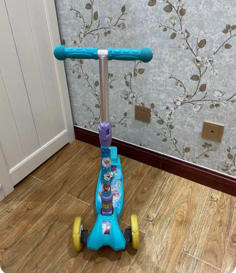迪士尼骑滑板车的可折叠，可调节高度8-9成...