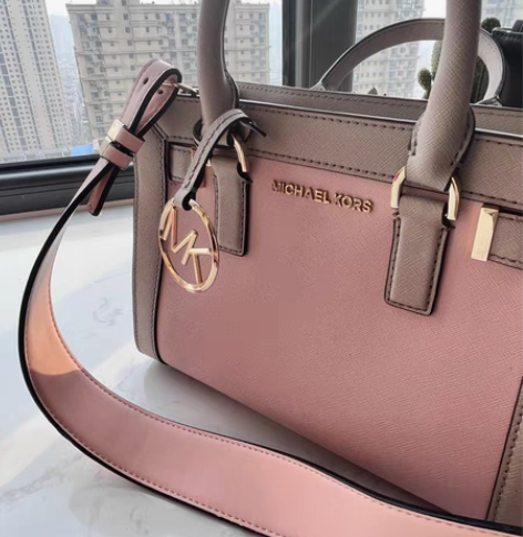 MK自用闲置，小号，一本书的大小。粉色系，...