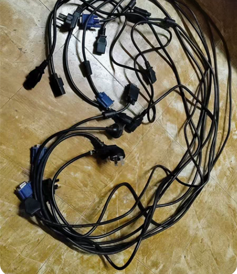 电脑电源线，八成新，都是原装的，质量很好，...