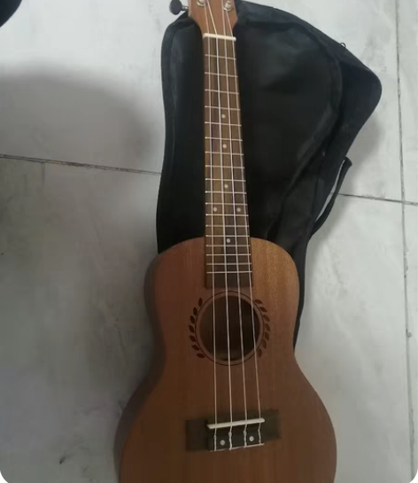 21寸九成新桃花芯木尤克里里现低价岀售本地...