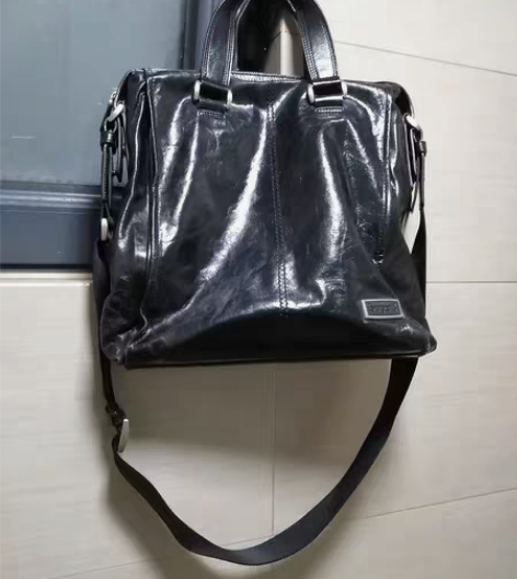 包邮漆皮黑色单肩包。 感兴趣的话点“我想要...