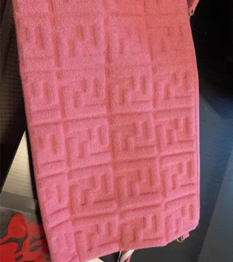 99 新 fendi 粉色女士手拿包 很新...