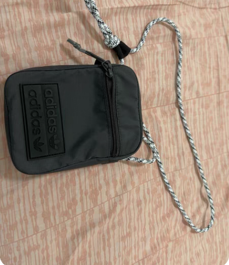 三叶草斜挎包小包包 海印又一城Adidas...