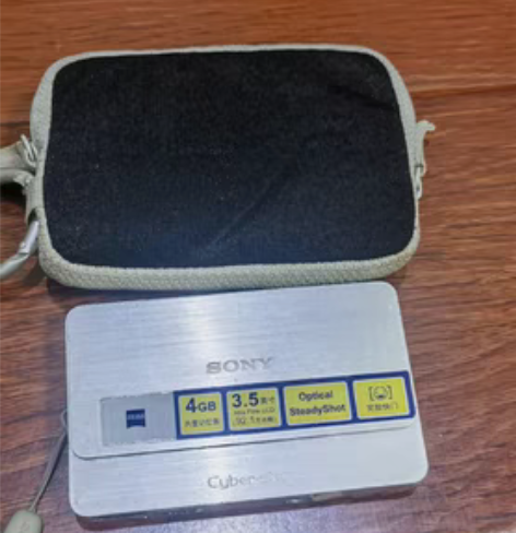 索尼照相机，刚整理抽屉才看见，充电器线等全...