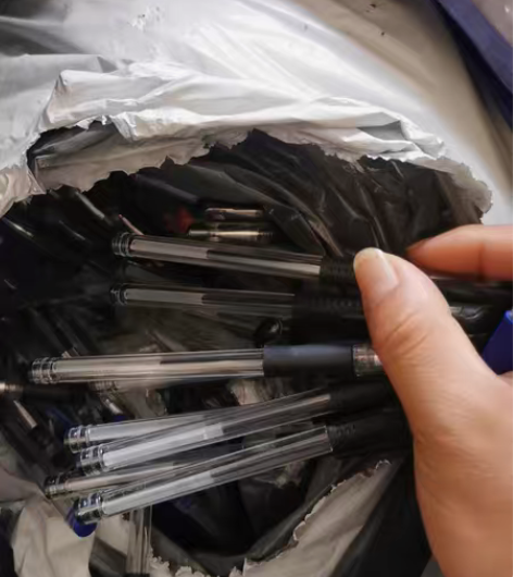 包邮红色黑色蓝色中性笔，书写流畅有2000...