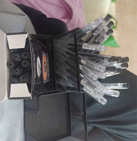 一堆中性笔，部分得力部分杂牌子。加上这样笔...