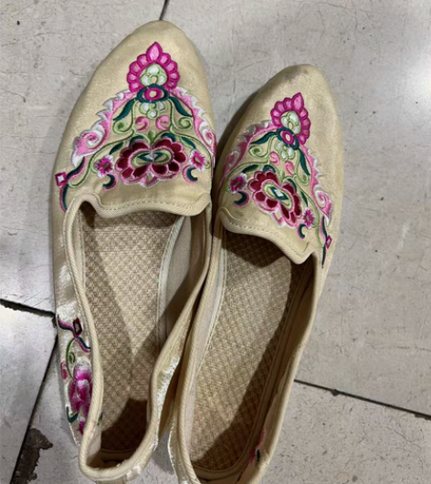 包邮闪光面料刺绣内增高鞋。上脚很好看。配牛...