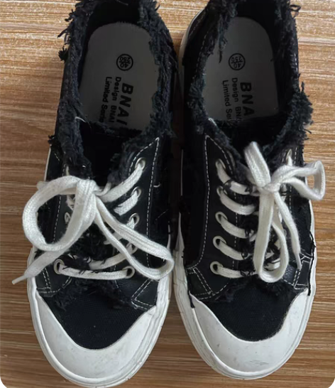 包邮黑色帆布鞋，刷干净了，40码 感兴趣的...