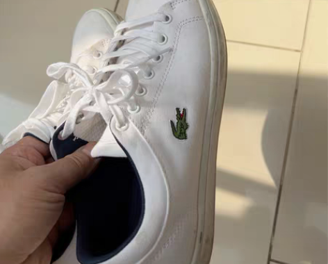 法国鳄鱼lacoste小白鞋，40偏小码，...