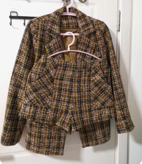 小香风西装外套+短裤套装，洗一穿一，衣服是...