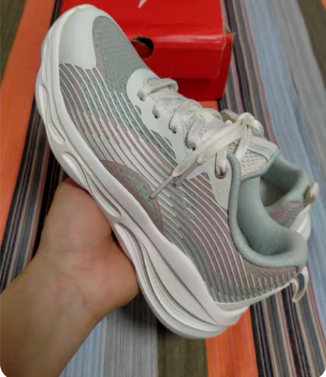 特步春夏款女跑鞋，37码，全新有原盒无标牌...