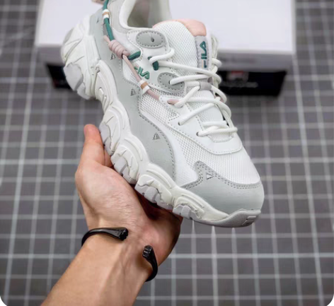 斐乐的一个爆款，全新！友情价350 感兴趣...