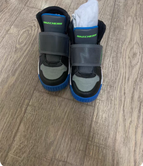 包邮斯凯奇高帮鞋，尺码见图三，二手商品不退...