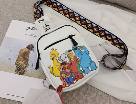 转卖胸包女ins斜挎卡通百搭小包包 旧了图...