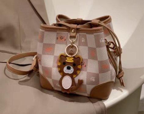 转卖南风Chio2nd 如虎添翼水桶包包女...