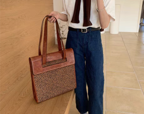 转卖全新 新款复古包包2021大容量手提包...