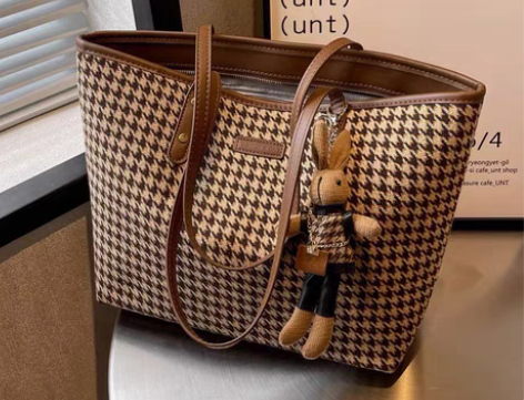 转卖格纹大容量背包 背过几次，能装很多 当...