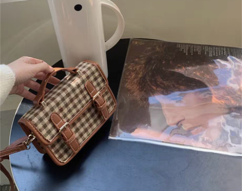 转卖温柔复古毛呢包包女2021新款小众时尚...