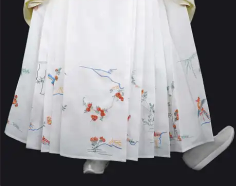 转卖兰若庭汉服花鸟马面，印花，m码 70包...