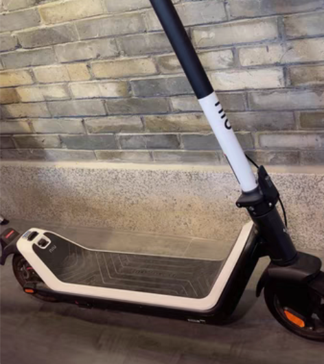 小牛电动踏板车 九层新 1800元出售??...