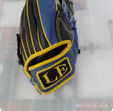 包邮包邮8成新儿童左手棒球手套 感兴趣的话...