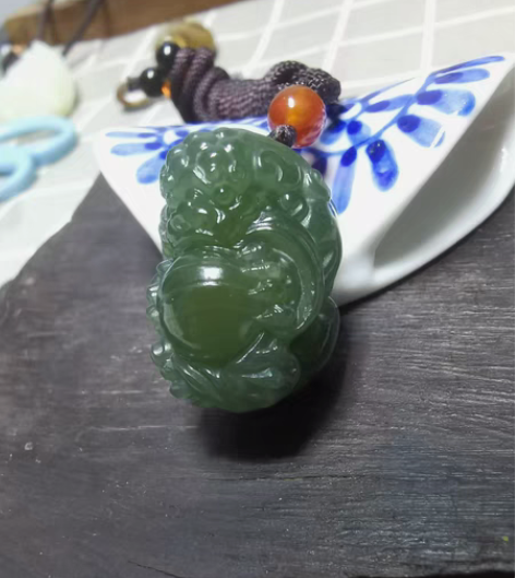 包邮和田玉湖水绿抱球狮子， 玉狮健硕，怀抱...