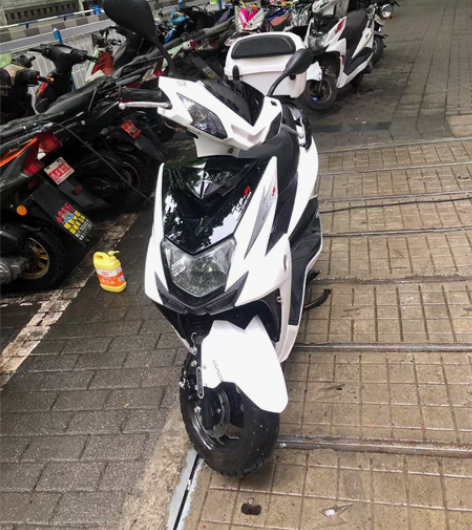 踏板车，有牌有证，去年6月份上牌，必须过户...