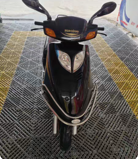 铃木踏板摩托车，成色新，不烧机油冷热一把着...