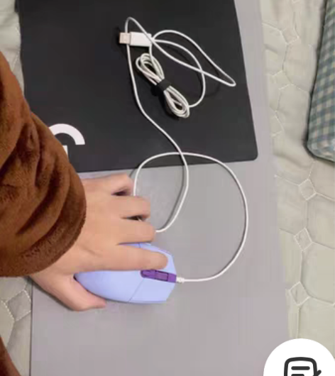 罗技鼠标g102 带一个罗技鼠标垫 一个皮...