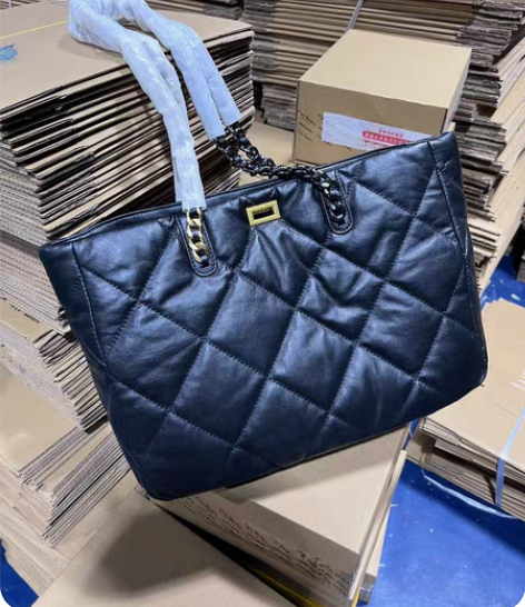 包邮超软的小羊皮菱格托特包大容量通勤可单肩...