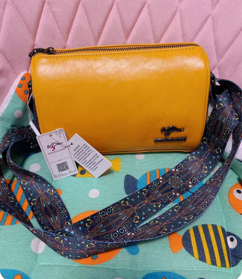 包邮真皮油蜡皮袋鼠斜挎包 帮友出，全新，顺...