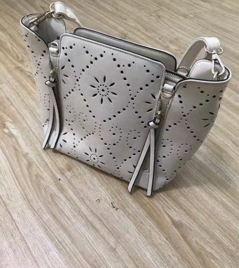 包邮甜美镂空托特包如图，自然光拍摄无修图，...