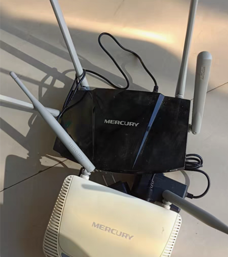 路由器两个 自用升级换下，功能正常，配的全...