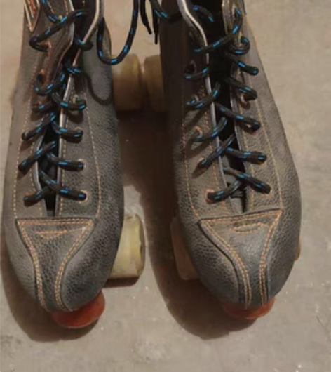 纯牛皮42码双排溜冰鞋，闲置出手。9成新。...