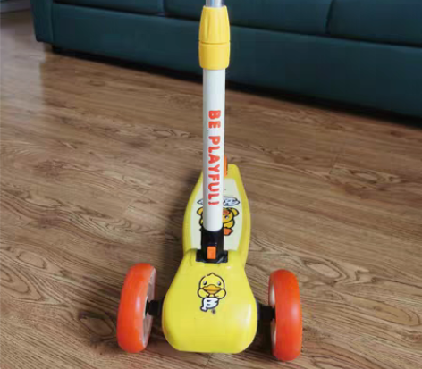 小黄鸭滑板车,高度两档可调(适合身高80-...