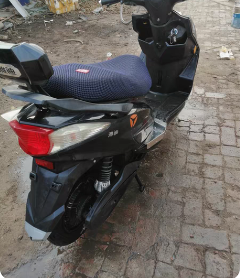 雅迪电动车，车款为雷鹰旗舰版！2018年5...